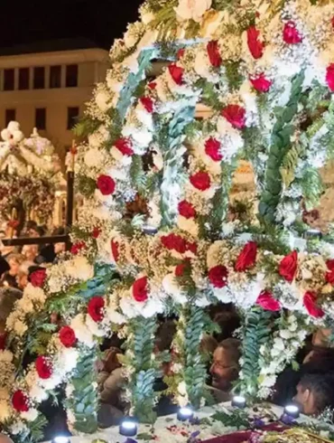 Μεγάλη Παρασκευή: Ο Επιτάφιος Θρήνος 27 Επιτάφιος: Εξερευνήστε Τη Θεολογική Σημασία Και Τα Έθιμα Του Ιερού Συμβόλου Της Μεγάλης Παρασκευής.