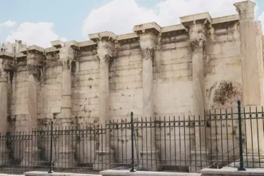 Η Κατασκευή Της Βιβλιοθήκης Του Αδριανού Στην Αθήνα (132 Μ.χ.) 16 Βιβλιοθήκη Του Αδριανού: Εξερευνήστε Τη Σημασία Της Ως Κέντρο Μάθησης Και Πολιτισμού Στην Αρχαία Αθήνα.