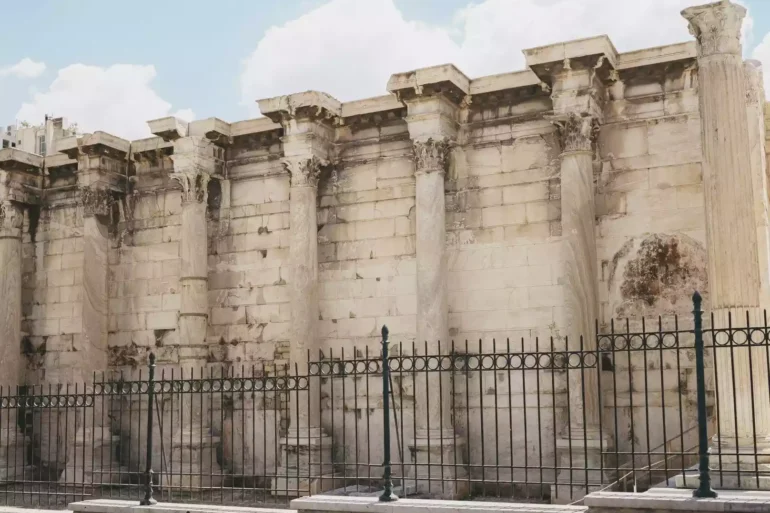 Βιβλιοθήκη του Αδριανού: Εξερευνήστε τη σημασία της ως κέντρο μάθησης και πολιτισμού στην αρχαία Αθήνα.