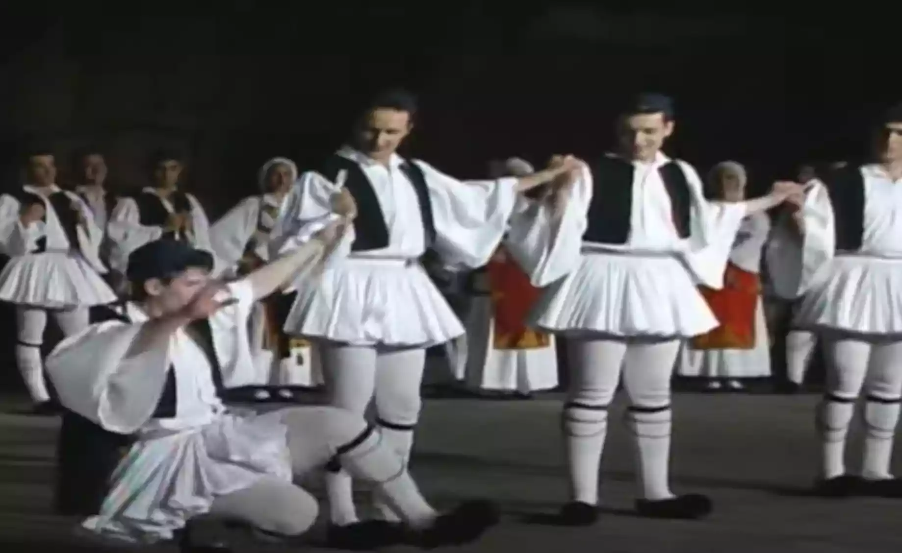 Τσάμικος: Ανακαλύψτε την πλούσια ιστορία και τη μοναδική τεχνική του αγαπημένου ελληνικού χορού.