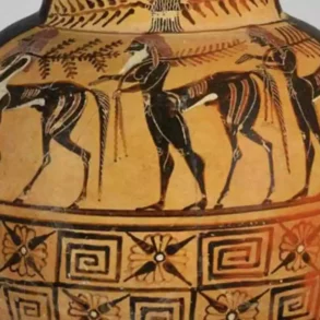 Centauros: Criaturas Míticas Con Cuerpo De Caballo Y Torso De Hombre.