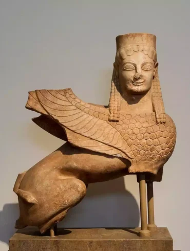 Statua Arcaica Della Sfinge In Marmo Pentelico (Circa 570 A.c.), Reperto Di Spata, Attica