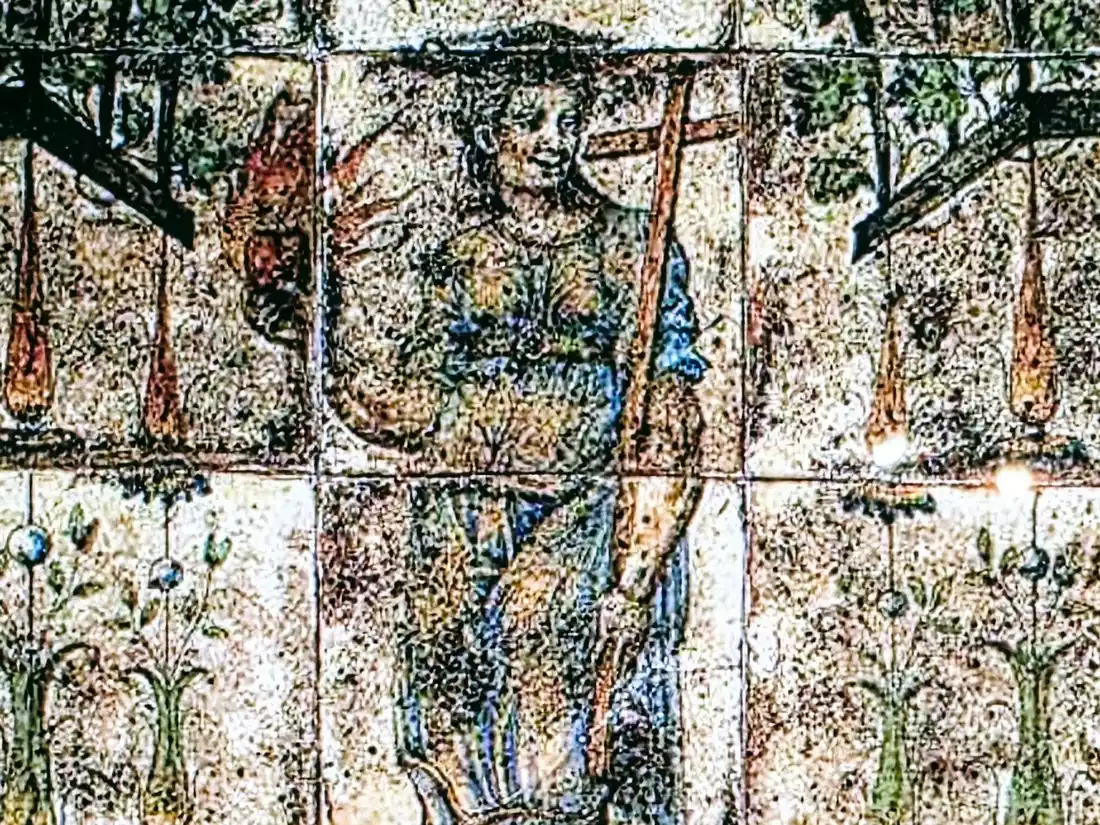 تفاصيل الشكل المركزي ذو الملابس الزرقاء بأسلوب النهضة في الفخار الفرنسي