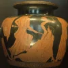 Un Vaso Greco Antico A Figure Rosse Che Raffigura Orfeo Attaccato Da Due Donne Con Un Bastone E Una Lira.
