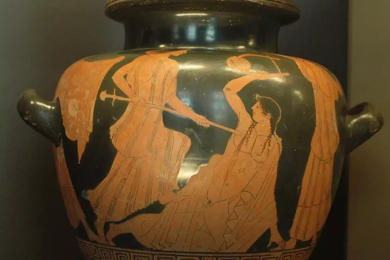 Un Vaso Greco Antico A Figure Rosse Che Raffigura Orfeo Attaccato Da Due Donne Con Un Bastone E Una Lira.