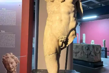Statua Ellenistica Del Dio Pan In Un Museo, Con Zampe Di Capra E Corpo Umano.