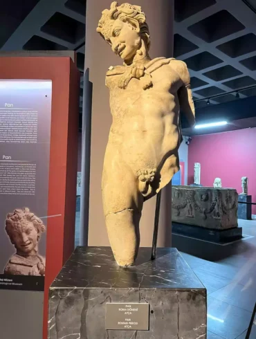 Statua Ellenistica Del Dio Pan In Un Museo, Con Zampe Di Capra E Corpo Umano.