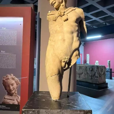 Statua Ellenistica Del Dio Pan In Un Museo, Con Zampe Di Capra E Corpo Umano.