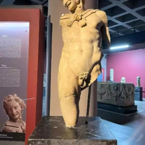 一尊希腊化时期潘神雕像，展于博物馆，展现了他山羊腿和人身的形象。