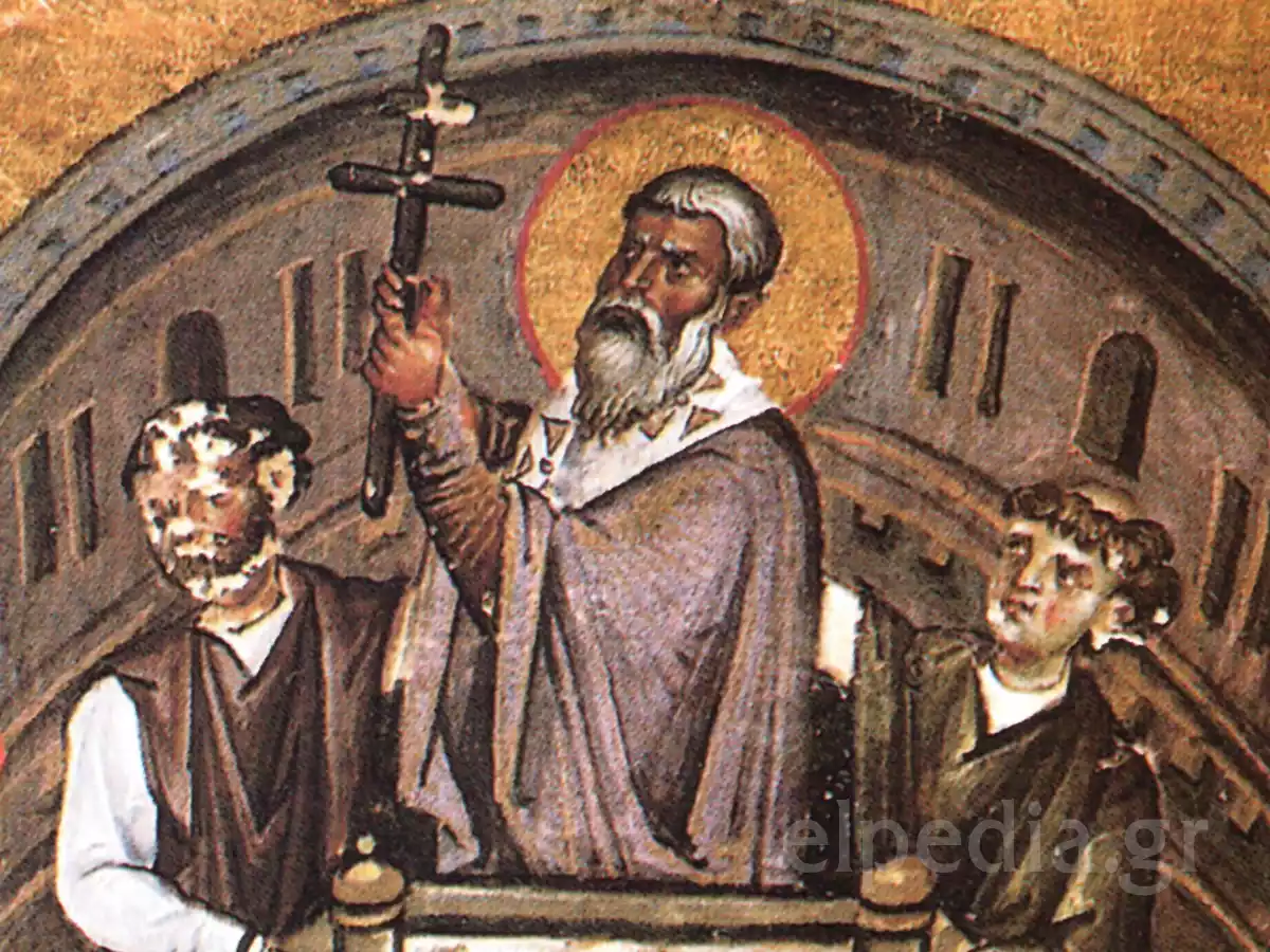 ミニチュアの中でパトリアークが持つ精巧な十字架のクローズアップ。