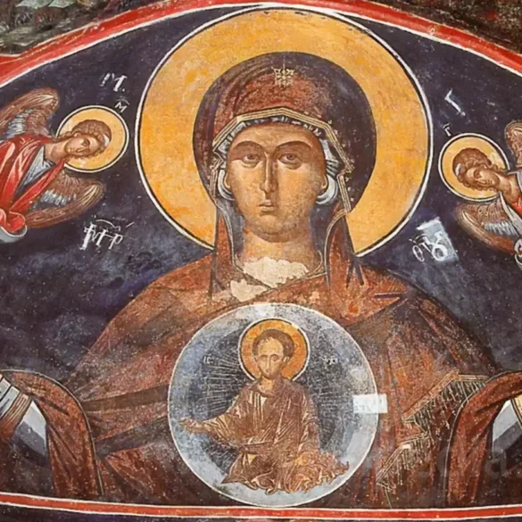 모나스티르 필란트로피논의 아치와 그 상징에 대한 시각적 탐구.