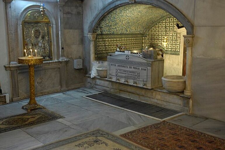 Εσωτερική Άποψη Από Τη Μονή Βλαχερνών Με Το Άγιο Λούσμα Και Την Εικόνα Της Θεοτόκου