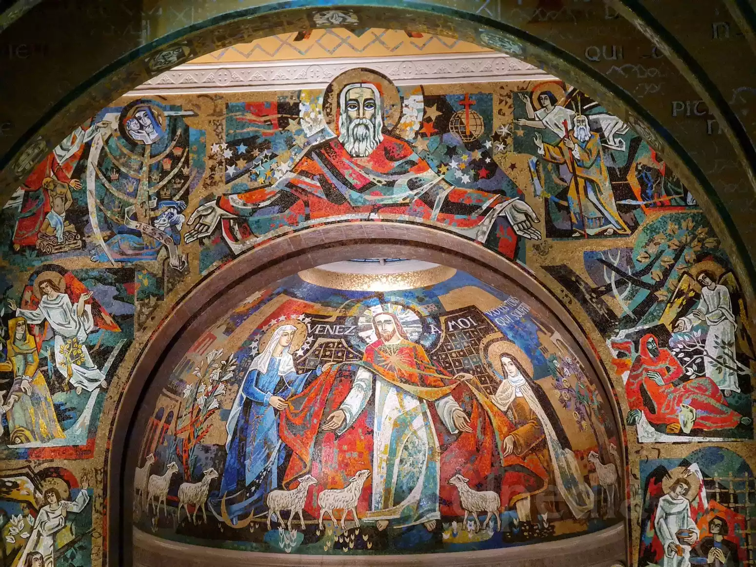 Mosaici Di Lisieux: L'Opera Di Pierre Gaudin 8 Mosaico Di Lisieux, Cristo Come Buon Pastore Tra La Vergine Maria E Santa Teresa