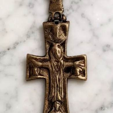 Croce reliquiario bizantina in ottone fuso con la Theotokos in supplica