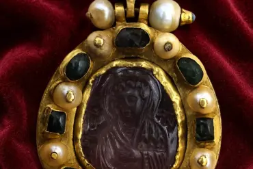 Hagiosoritissa Enkolpion с аметистовым камео, жемчугом и зелеными камнями в Vatopedi