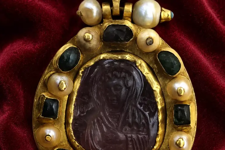 Hagiosoritissa Enkolpion With Amethyst Cameo, Pearls And Green Stones At Vatopedi