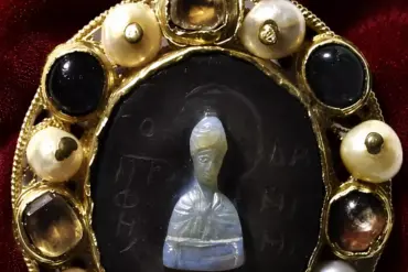 Prophet Daniel Enkolpion With Sardonyx Cameo, Pearls And Gemstones In Gold