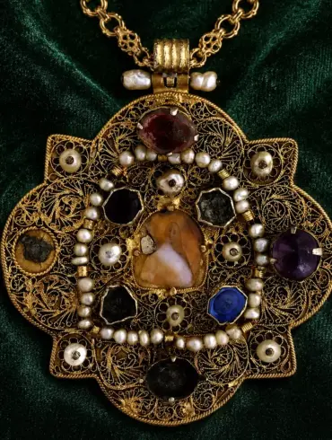 Vatopedi Christ Enkolpion With Agate Cameo, Gold Filigree, Pearls And Gemstones