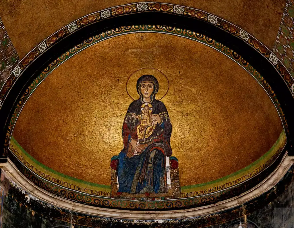 Ένθρονη Παναγία με τον Χριστό στη χρυσή κόγχη της Αγίας Σοφίας Θεσσαλονίκης, με επιγραφή στη βάση.