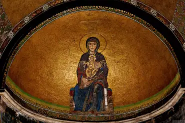 Maica Domnului pe tron cu Hristos în mozaicul aurit al absidei bisericii Sfânta Sofia din Salonic, cu inscripție la bază.