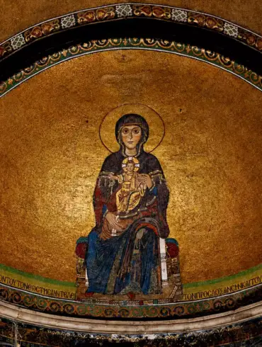 ტახტზე მჯდომარე ღვთისმშობელი ქრისტესთან ერთად თესალონიკის აია-სოფიის ოქროსფერ კონქში, ძირში წარწერით.