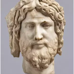 Cabeza de mármol con cabello ondulado y barba, catalogada como «Cabeza de Cristo o de Zeus».
