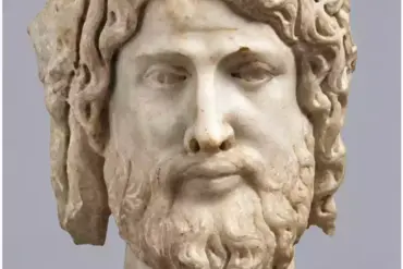 Cabeza de mármol con cabello ondulado y barba, catalogada como «Cabeza de Cristo o de Zeus».