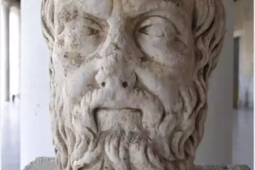 Μαρμάρινη κεφαλή γενειοφόρου φαλακρού άνδρα που αποδίδεται στον ιστορικό Ηρόδοτο, σε βάθρο στη Στοά του Αττάλου στην Αθήνα
