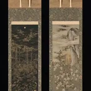 Hängerollenpaar von Kōno Bairei: links das Parinirvana des Buddha, rechts Uzumes Tanz vor der Höhle der Amaterasu.