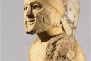 Μαρμάρινος κορμός Σπαρτιάτη οπλίτη με κορινθιακό κράνος και ψηλό λοφίο, γνωστός ως «Λεωνίδας», από την ακρόπολη της Σπάρτης