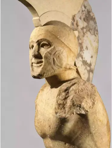 Marmortorso eines spartanischen Hopliten mit korinthischem Helm und hohem Helmbusch, bekannt als „Leonidas“, von der Akropolis von Sparta