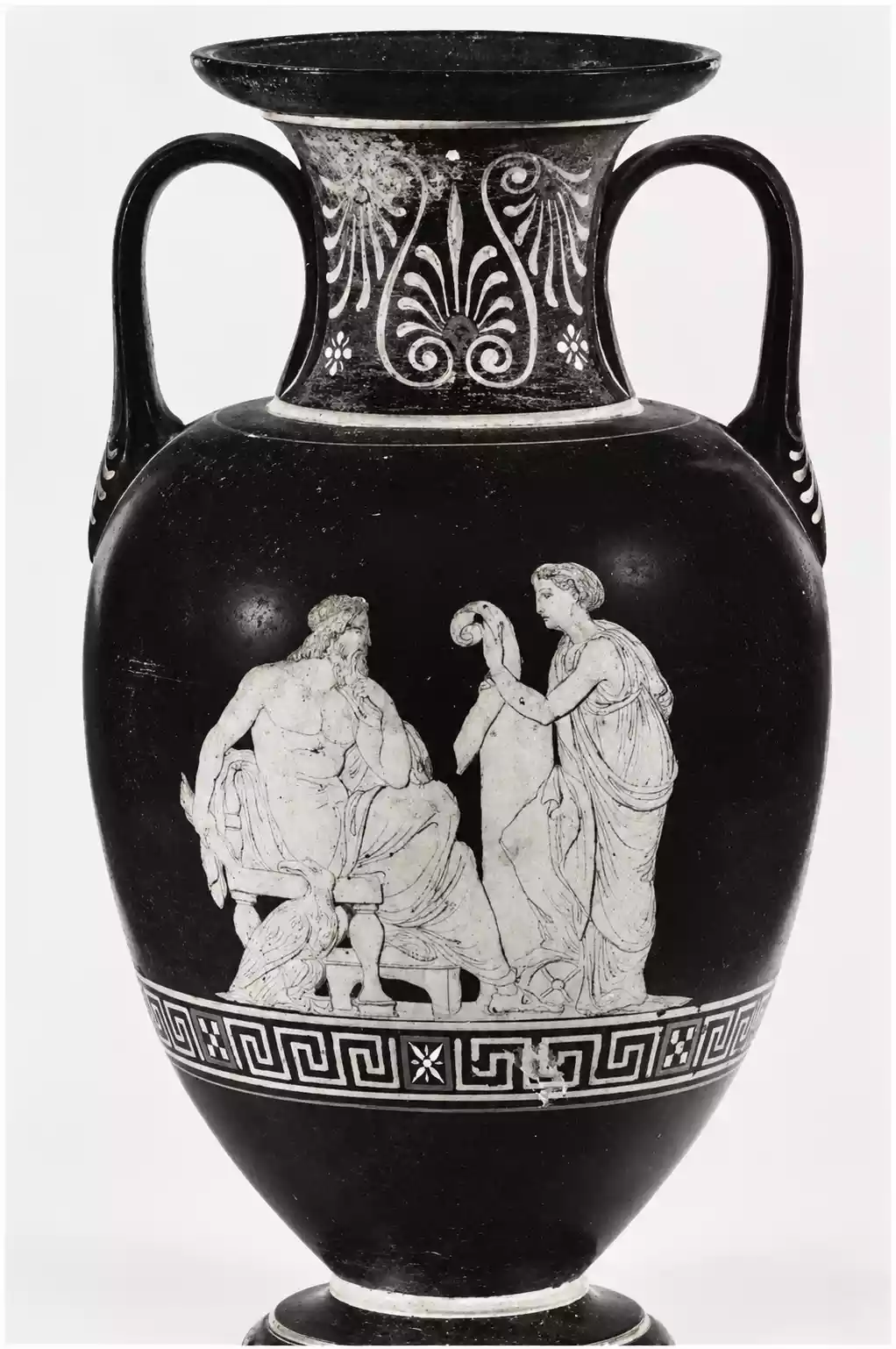 Jarrón de dos asas con Némesis sosteniendo un rollo ante Zeus entronizado y un águila junto al trono.