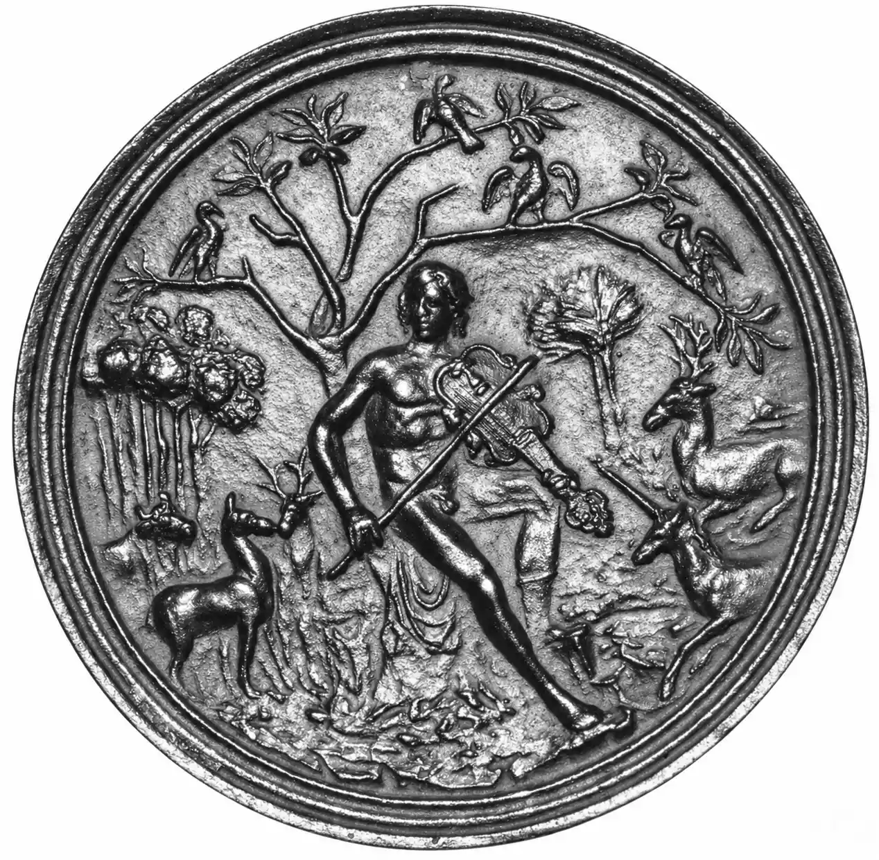 Orfeo sentado toca un instrumento de cuerda con arco entre animales y aves, en una plaqueta circular de bronce.