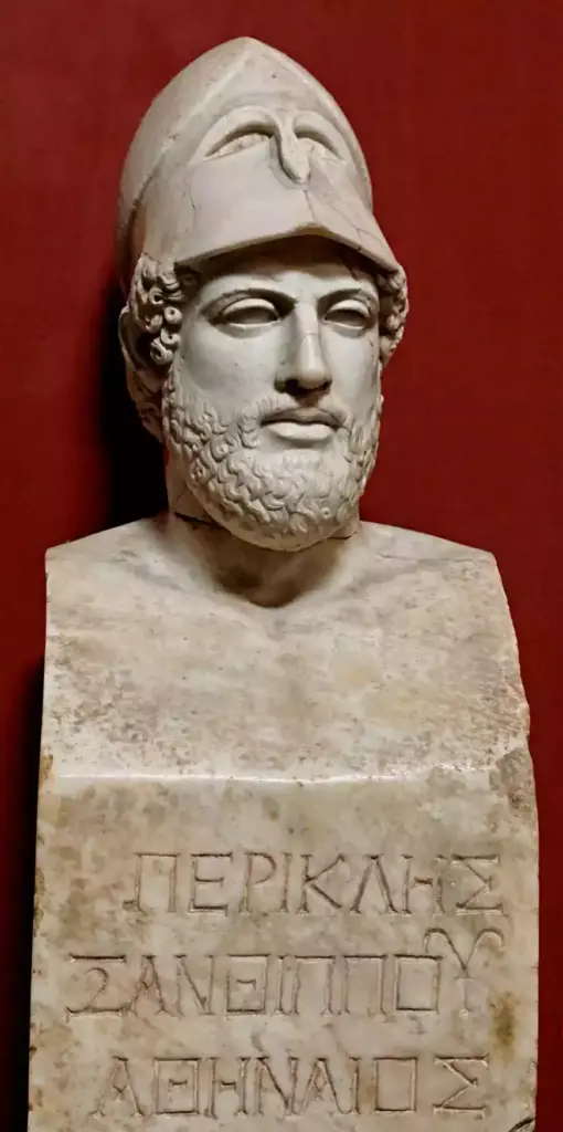 Μαρμάρινη προτομή του Περικλή με κορινθιακό κράνος και την επιγραφή ΠΕΡΙΚΛΗΣ ΞΑΝΘΙΠΠΟΥ ΑΘΗΝΑΙΟΣ