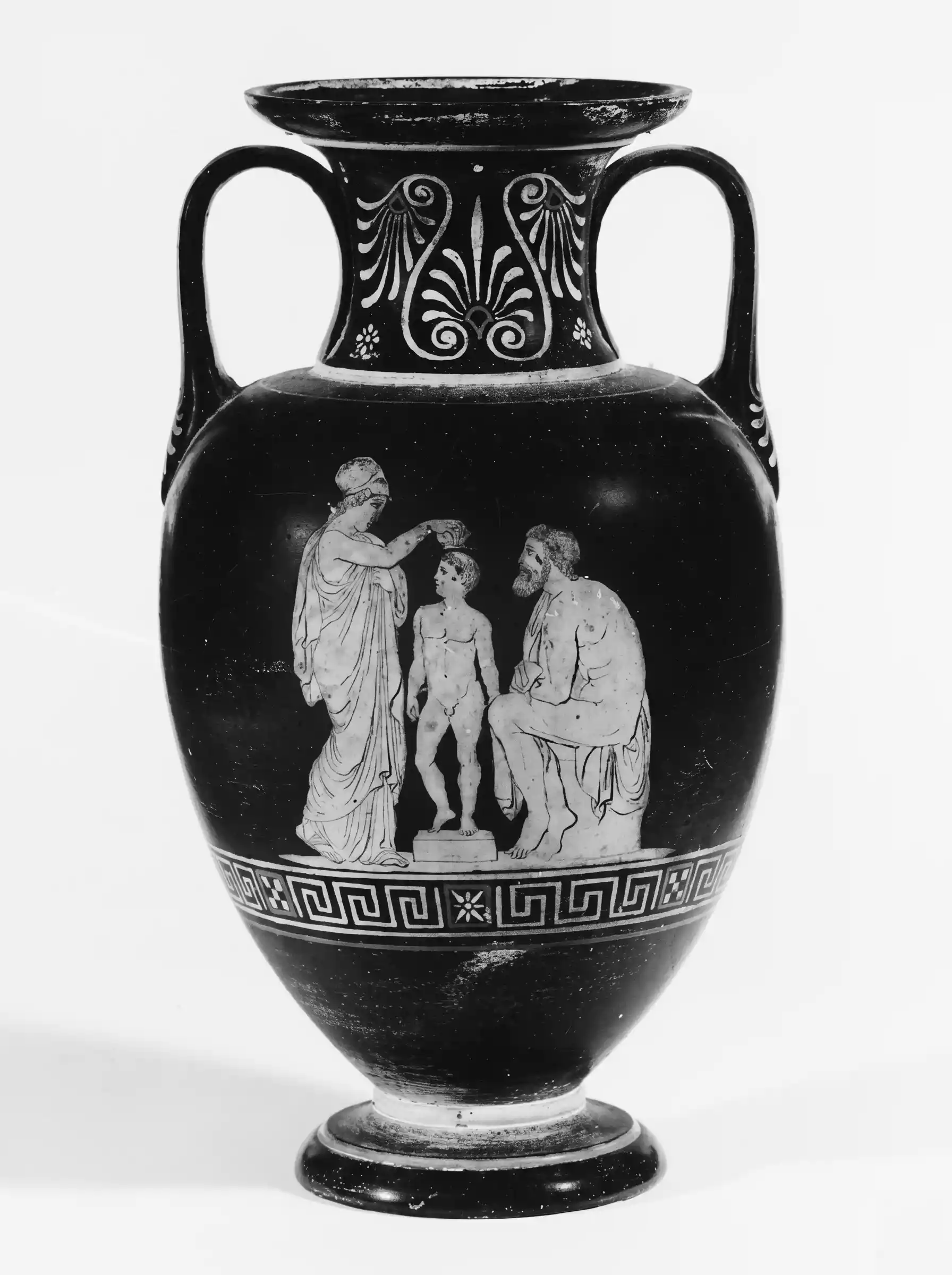 Jarrón de dos asas con Minerva colocando una mariposa en la cabeza de una figura humana, junto a Prometeo sentado.