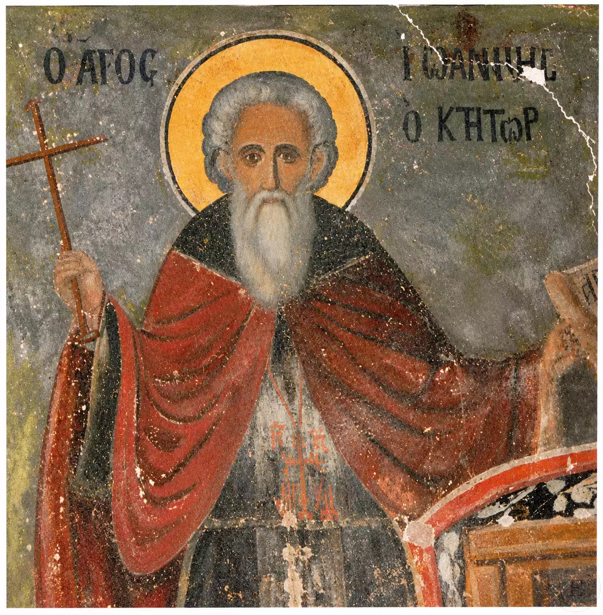 Ο Όσιος Ιωάννης ο Ίβηρας με λευκή γενειάδα, σταυρό και ειλητάριο σε τοιχογραφία της Μονής Ιβήρων.