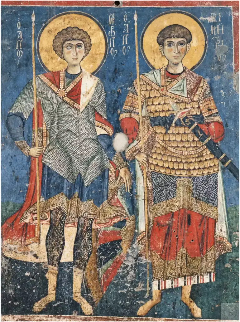 Οι Άγιοι Γεώργιος και Δημήτριος ολόσωμοι κατά μέτωπο, με πανοπλίες και υψωμένα δόρατα, σε μπλε βάθος